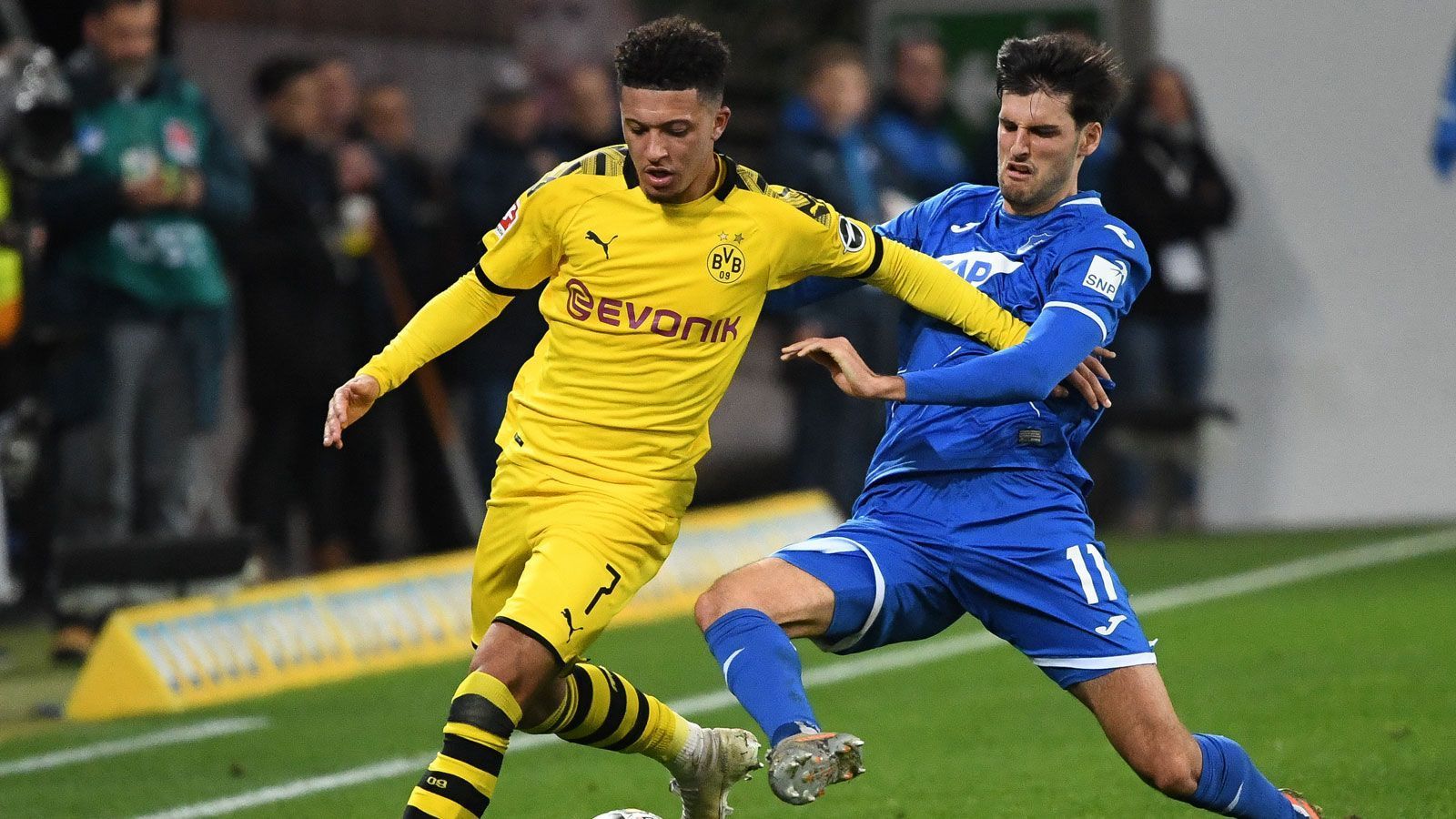 
                <strong>Jadon Sancho</strong><br>
                Kommt nicht in seinen Rhythmus, hat immer mal wieder gute Szenen, kann aber nur selten glänzen. In der zweiten Halbzeit zwar bemühter und präsenter, aber weiterhin nicht zwingend. ran-Note: 4
              