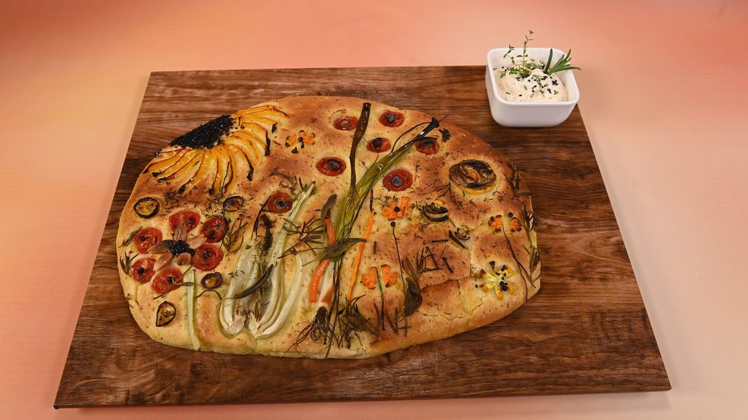 Focaccia mit buntem Gemüse und Chili-Frischkäse-Ziegenjoghurt-Dip