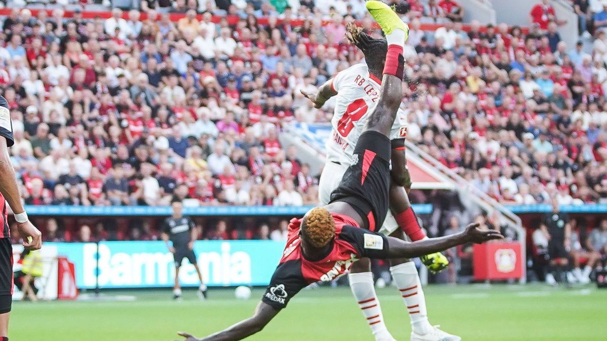 Sport Bilder des Tages 1. Fussball Bundesliga, Bayer Leverkusen vs. RB Leipzig, 31.08.2024 Fallrückzieher Victor Boniface (Bayer Leverkusen 22) gegen Amadou Haidara (RB Leipzig 8) -- DFL REGULATION...