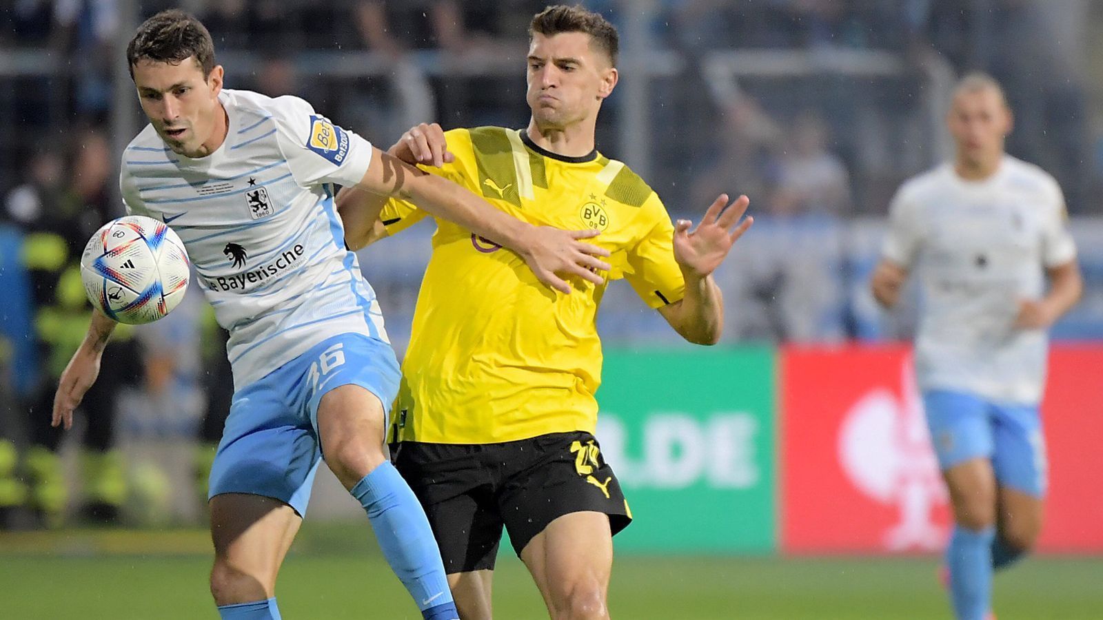 
                <strong>Thomas Meunier</strong><br>
                Ist auf seiner rechten Abwehrseite zunächst nicht ganz so offensiv unterwegs wie sein Gegenüber Guerreiro. In der Verteidigung aber auch kaum gefordert, und spätestens ab der 30. Minute auch häufiger in der gegnerischen Hälfte anzutreffen. Auch in der zweiten Halbzeit immer wieder im Vorwärtsgang. ran-Note: 3
              