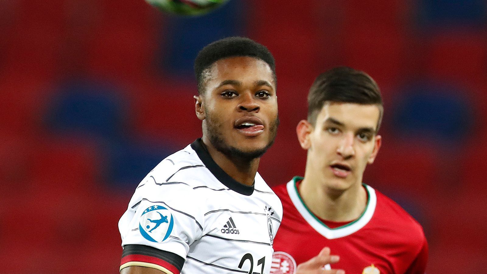 
                <strong>Ridle Baku</strong><br>
                Gilt als einer der möglichen Topstars der U21-EM, erfüllt die Erwartungen an ihn aber in den ersten 45 Minuten noch nicht. Ist zwar viel unterwegs, kann dem Spiel seinen Stempel noch nicht aufdrücken, die Ungarn haben ihn gut im Griff. Auch nach dem Seitenwechsel zunächst unglücklich, setzt die Flanke auf Nmecha dann aber perfekt. Und das war der Knotenlöser, denn kurz danach netzt er selbst gleich zwei Mal ein. ran-Note: 1
              
