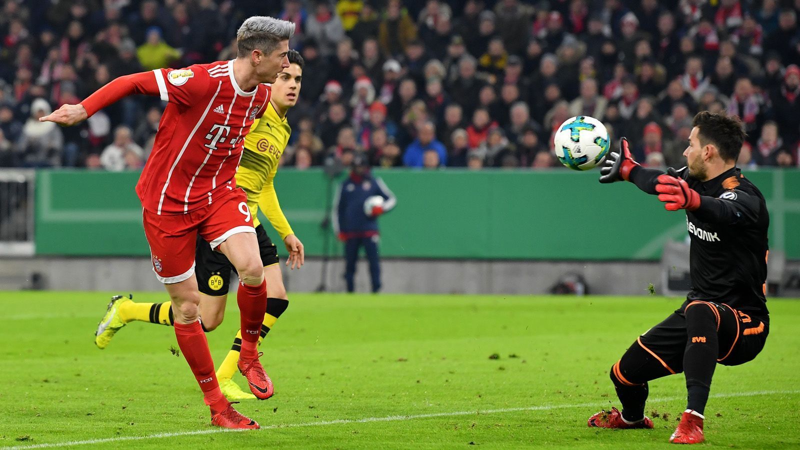 <strong>Pokal-Achtelfinale 2017/18</strong><br>
                Im Pokalduell zwischen Bayern und Dortmund in der Saison 2017/18 revanchieren sich die Münchner für die Pokal-Pleite des Vorjahres. Kurz vor Weihnachten 2017 empfängt der FCB den BVB im Achtelfinale des Wettbewerbs, das Spiel wird zur Machtdemonstration. Jerome Boateng bringt die Gastgeber in der 12. Minute in Führung, Thomas Müller erhöht vor der Pause auf 2:0, ehe&nbsp;Andriy Yarmolenko in der 77. Minute den Anschlusstreffer erzielt - was zu einer aus Dortmunder Sicht schmeichelhaften 1:2-Niederlage führt...