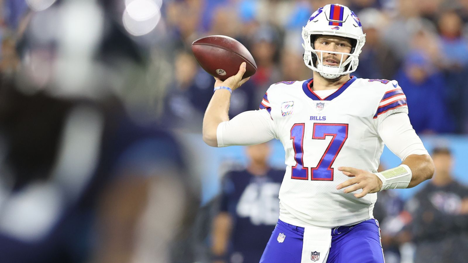 
                <strong>Platz 6: Josh Allen (Buffalo Bills)</strong><br>
                Josh Allen legte nach der Niederlage in Woche 1 gegen die Steelers eine beeindruckende Serie hin, doch zuletzt schwächelte der MVP-Kandidat gegen die Jaguars bedenklich. Der Quarterback verfiel häufig in alte Zeiten und sah bei seinen beiden Interceptions schlecht aus. Dabei geriet der Youngster allerdings auch schnell unter Druck und bekam von seinen Mitspielern, die immer wieder Bälle fallen ließen, wenig Unterstützung. Mit seinen Qualitäten als Läufer und seiner Fähigkeit Big Plays zu kreieren, ist Allen aber immer noch ein klarer Top-10-Quarterback.
              