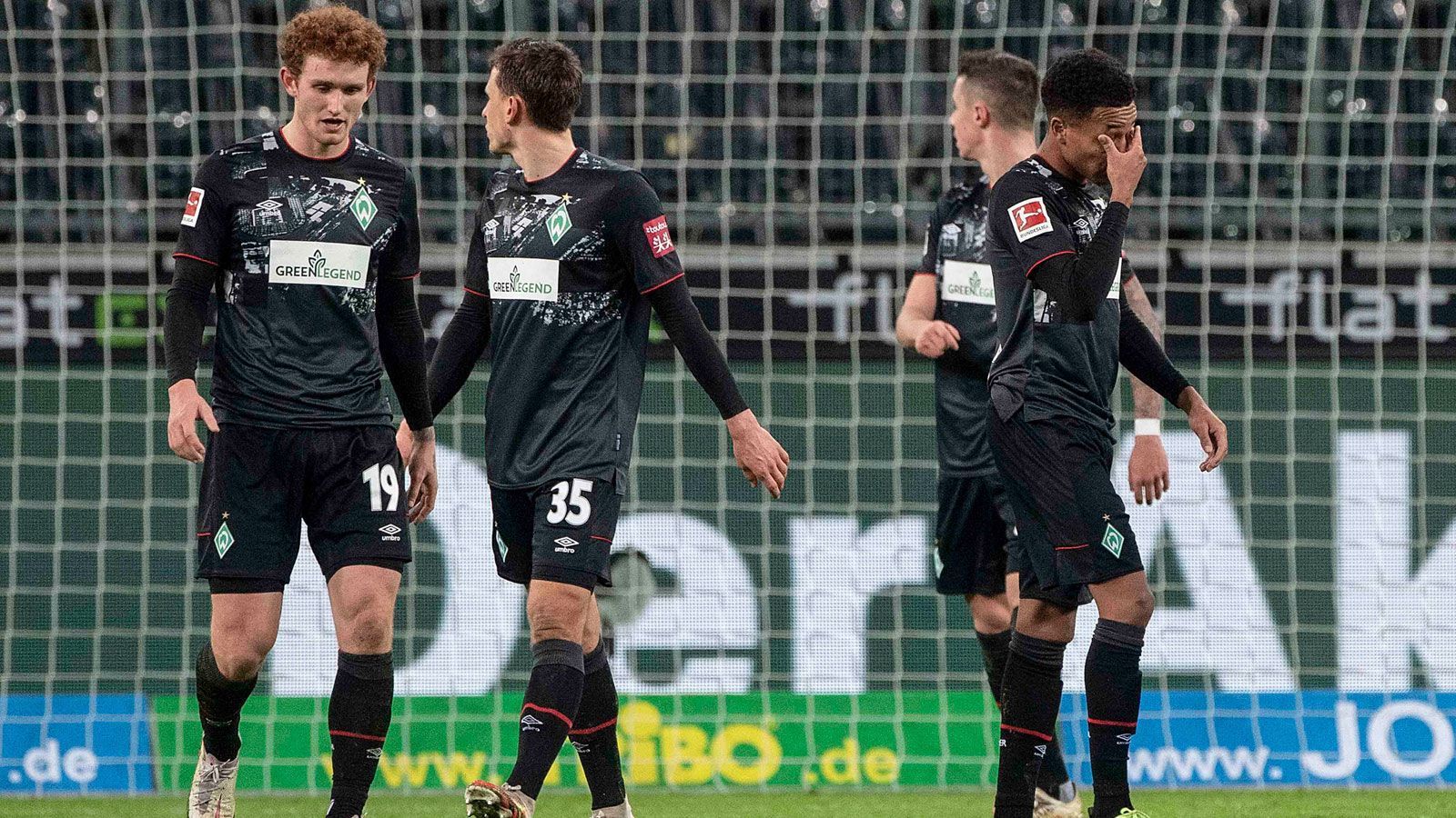 
                <strong>12. Platz: SV Werder Bremen (27 Punkte)</strong><br>
                Anders als in der vergangenen Saison, als der Klassenerhalt erst in den letzten Minuten der Relegation gegen den 1. FC Heidenheim gesichert wurde, ist der Erstligaverbleib für den SV Werder Bremen in der laufenden Runde früher möglich. Acht Punkte Vorsprung auf den Relegationsrang sind ein ordentliches Polster, mit einem Sieg im Nachholspiel gegen Bielefeld (10. März 2021, ab 18:30 Uhr im Liveticker auf ran.de) könnte dieser sogar auf elf Punkte anwachsen. Allerdings warten in den verbleibenden Spielen noch schwierige Aufgaben auf die Elf von Cheftrainer Florian Kohfeldt - neben dem FC Bayern München und RB Leipzig stehen weiterhin Partien gegen den VfL Wolfsburg, Bayer Leverkusen und Borussia Dortmund an. Abstiegswahrscheinlichkeit: 10%
              