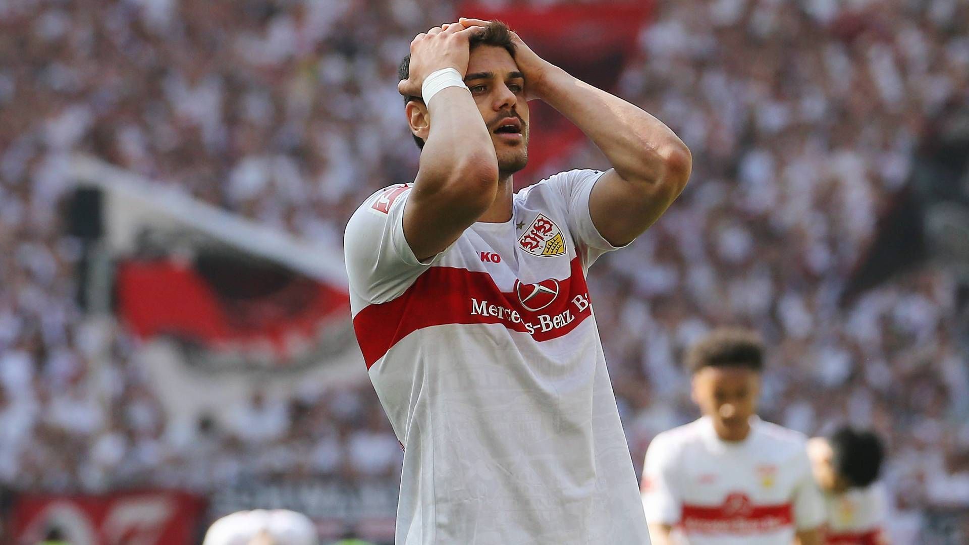 
                <strong>Stuttgart kein typischer Absteiger</strong><br>
                Spielerisch gehört der VfB Stuttgart eigentlich nicht in die Relegation und schon gar nicht in die 2. Liga. Die Schwaben gaben in dieser Saison die viertmeisten Torschüsse ab (nur Bayern, der BVB und Leipzig hatten mehr) und hatten einen xGoals-Wert von 49,1, hätten also mehr Tore schießen müssen, als sie es tatsächlich getan haben (45). Zudem sprechen auch der durchschnittliche Ballbesitz (51 Prozent) und die Passquote (83 Prozent) nicht für einen Zweitligisten Stuttgart. Die Zweikampfquote von 52 Prozent war zudem die zweithöchste der gesamten Liga hinter den Bayern.
              