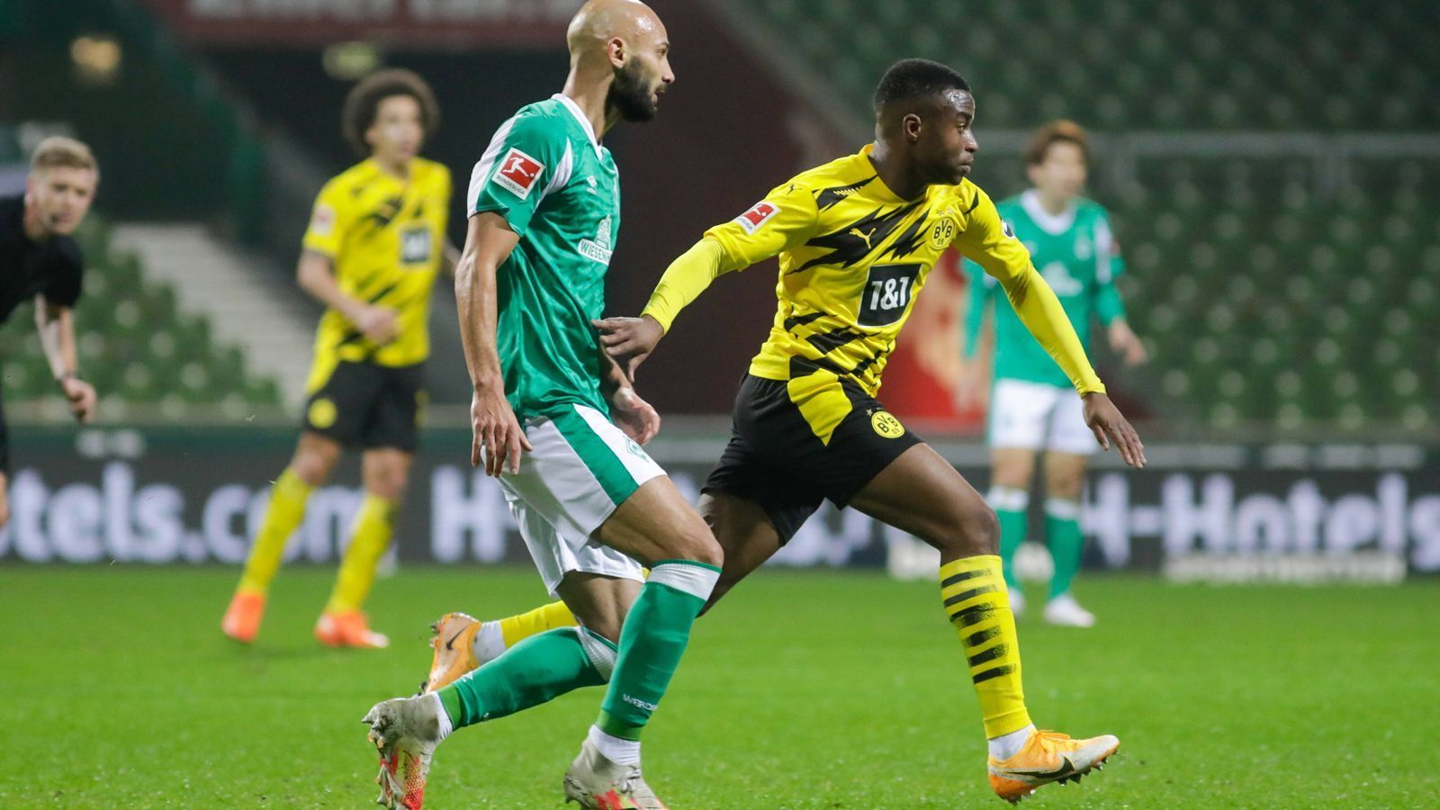 
                <strong>Gegen Werder: So lief Moukokos Startelf-Debüt für den BVB</strong><br>
                Dennoch war Moukoko fleißig und warf sich in 14 Zweikämpfe, von denen er knapp ein Drittel gewann und hatte am Ende die meisten Fouls aller Schwarz-Gelben auf dem Konto (3). Ballverluste leistete sich das Talent, das es mit Innenverteidiger-Brocken Ömer Toprak zu tun bekam, nur drei - ehe er nach einem gelungenen Debüt in der 80. Minute für Emre Can ausgewechselt wurde. "Youssoufa hat das heute super gemacht", lobte Coach Terzic nach Schlusspfiff. "Riesiges Kompliment!"
              