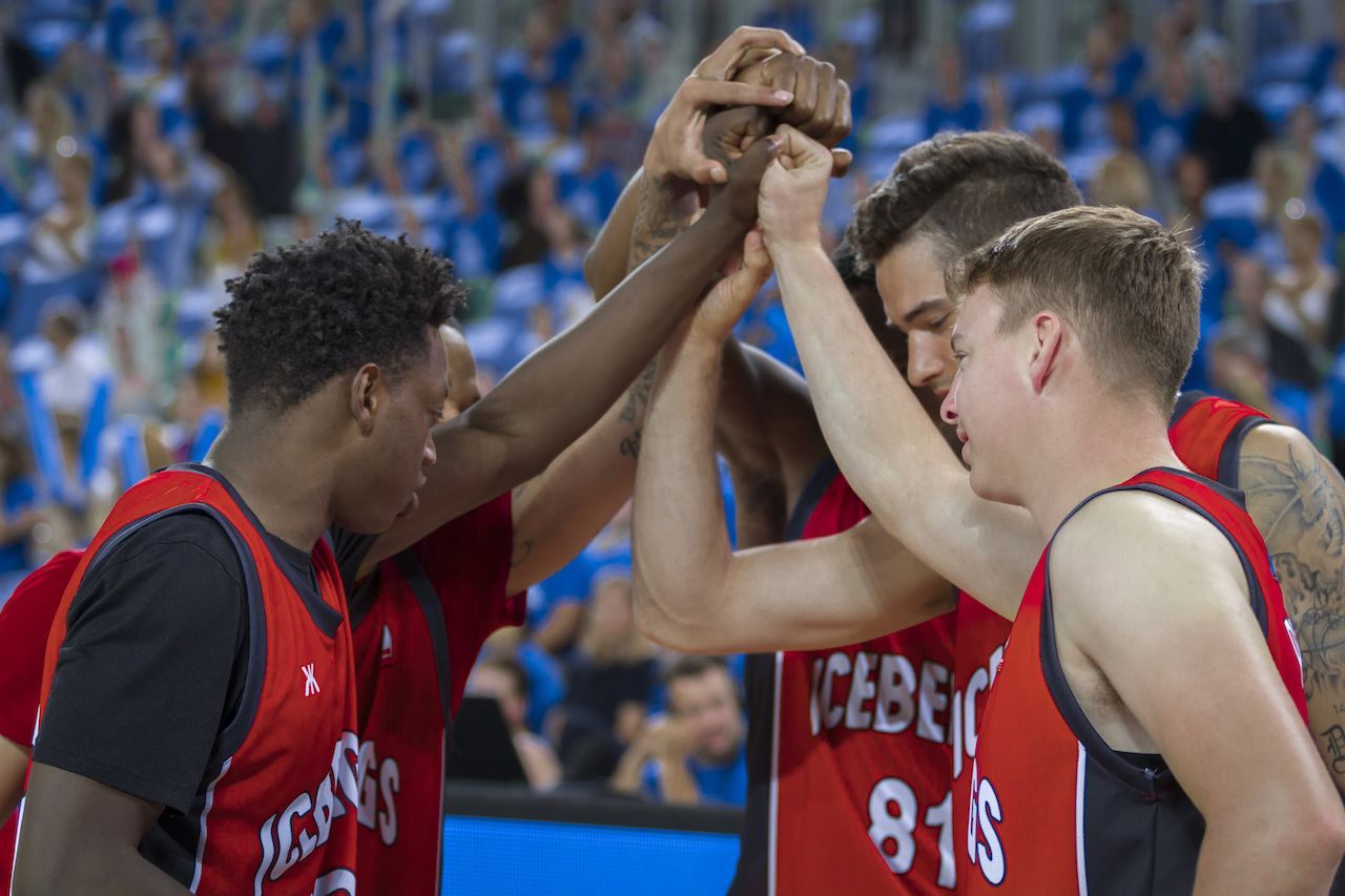 High Fives, Schulter-Klopfer, Po-Klapser: US-Wissenschaftler:innen erforschten das Berührungs-Verhalten in der NBA. Ergebnis? Das Team mit mehr Hugs und Co. schnitt besser ab. (Symbolfoto)