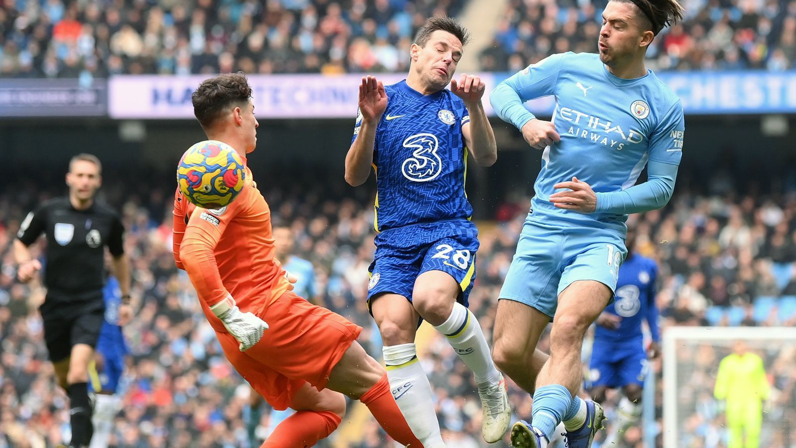 
                <strong>Kepa sorgt für frühen Schreckmoment</strong><br>
                Die Partie im Etihad Stadium begann mit einem Schockmoment, ausgelöst durch Chelseas Torhüter Kepa. Bei einem Ausflug des Spaniers in der vierten Minute schoss er seinen Mitspieler Cesar Azpilicueta an und verursachte so beinahe ein Eigentor. Letztlich aber kullerte das Leder ins Toraus und Kepa, der den mit Senegal beim Afrika-Cup befindlichen Stammtorhüter Edouard Mendy vertritt, kam noch mal mit dem Schrecken davon. 
              