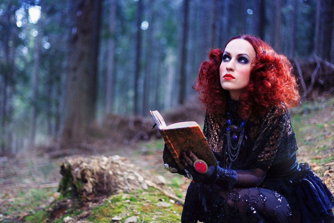 Hexen tragen ihr Haar wild und zottig gelockt oder in üppigen roten Locken.