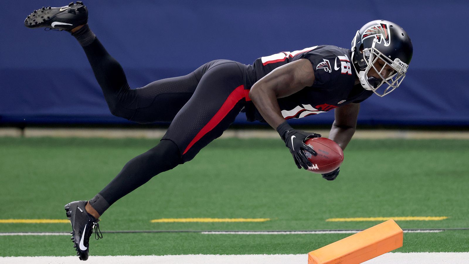 
                <strong>Calvin Ridley (Atlanta Falcons)</strong><br>
                Calvin Ridley, der im Draft 2018 zwei Picks nach D.J. Moore gewählt wurde, etabliert sich als einer der besten Route Runner der Liga. Mit einem angeschlagenen Julio Jones setzt Quarterback Matt Ryan stark auf Ridley, der bisher die viertmeisten Targets alles Passempfänger gesehen hat. Seine Ausbeute: 29 Catches für 485 Yards und vier Touchdowns. 
              