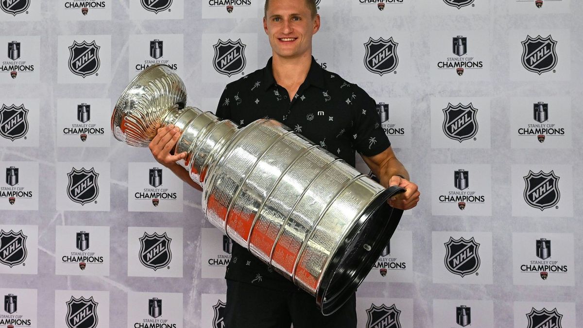 Nico Sturm brachte den Stanley Cup nach Augsburg