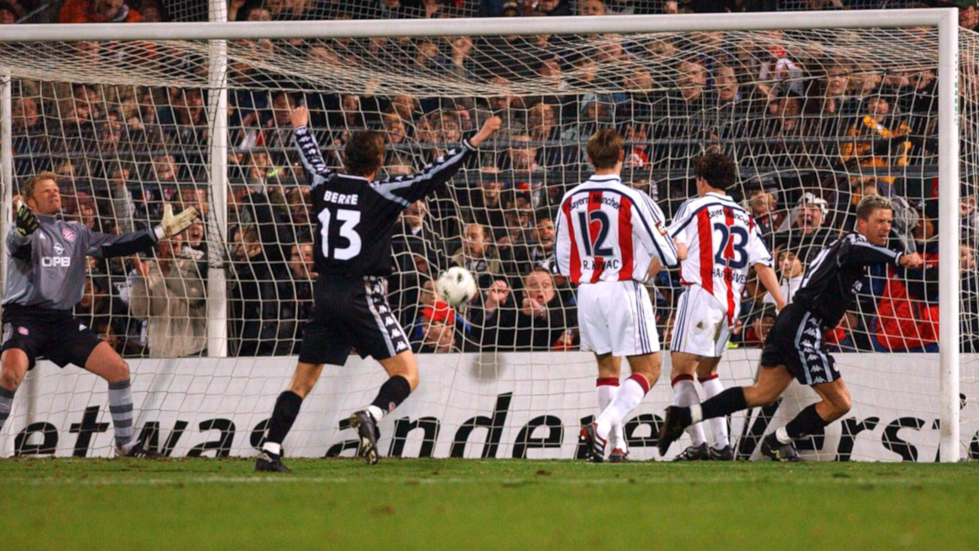 <strong>FC St. Pauli - FC Bayern München 2:1 (2001/02)</strong><br>
                Die Geburtsstunde der "Weltpokalsiegerbesieger". Der FC Bayern reiste gut zwei Monate nach dem Gewinn der Klubweltmeisterschaft an das Millerntor zum FC St. Pauli. Die Hamburger siegten mehr als überraschend mit 2:1. Das T-Shirt zur Erinnerung an diesen besonderen Bundesligatag ließ nicht lange auf sich warten. Berichten zufolge verkaufte St. Pauli schon mehr als 100.000 Exemplare.