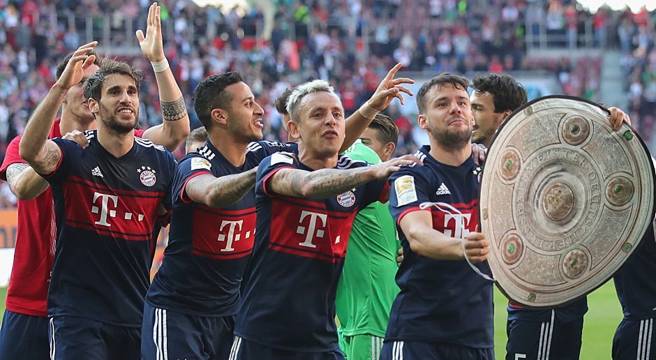 
                <strong>Deutschland: FC Bayern München</strong><br>
                Der Erfolgszug ist weiter auf Touren. Schon fünf Spieltage vor Schluss beseitigt der FC Bayern München alle Zweifel am sechsten Meistertitel nacheinander in der Bundesliga. Der letzte Schritt zum insgesamt 28. Triumph war ein 3:1 beim FC Augsburg. Für Franck Ribery war es binnen elf Bayern-Jahren die achte Meisterschaft - damit hat der Franzose den Bundesliga-Rekord von Oliver Kahn, Mehmet Scholl, Bastian Schweinsteiger und Philipp Lahm eingestellt.
              