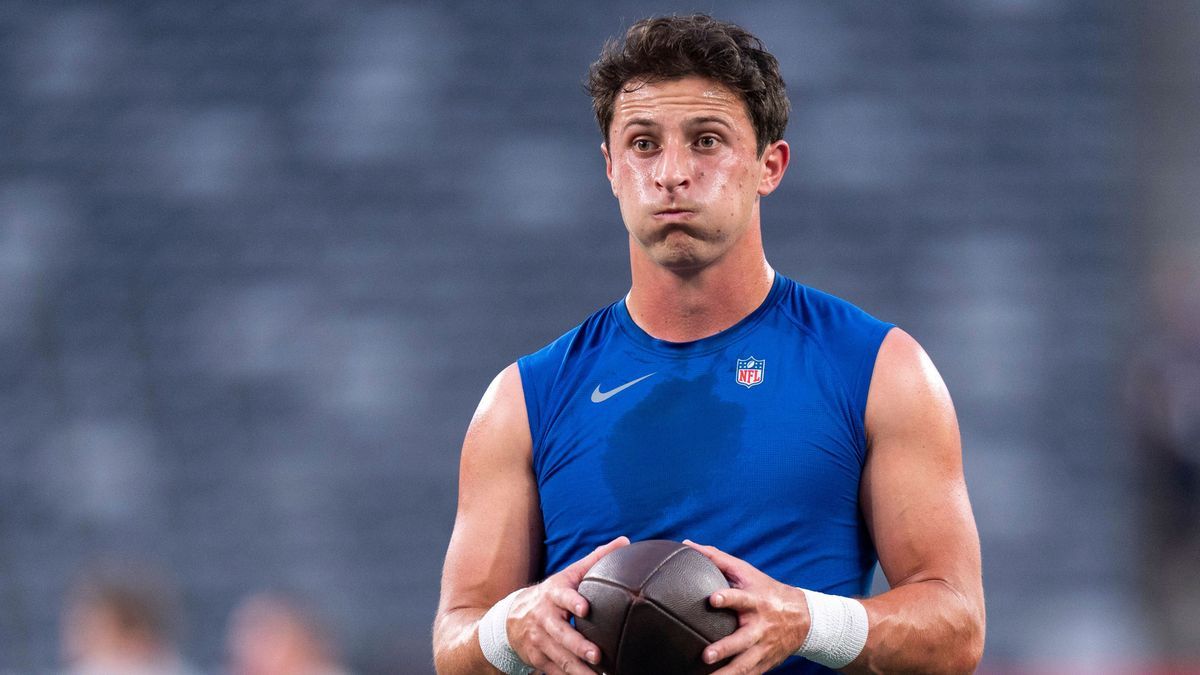 New York Giants quarterback Tommy DeVito (15) in action during warm-ups prior to the NFL, American Football Herren, USA football game against the Dallas Cowboys, Thursday, Sept. 26, 2024, in East R...