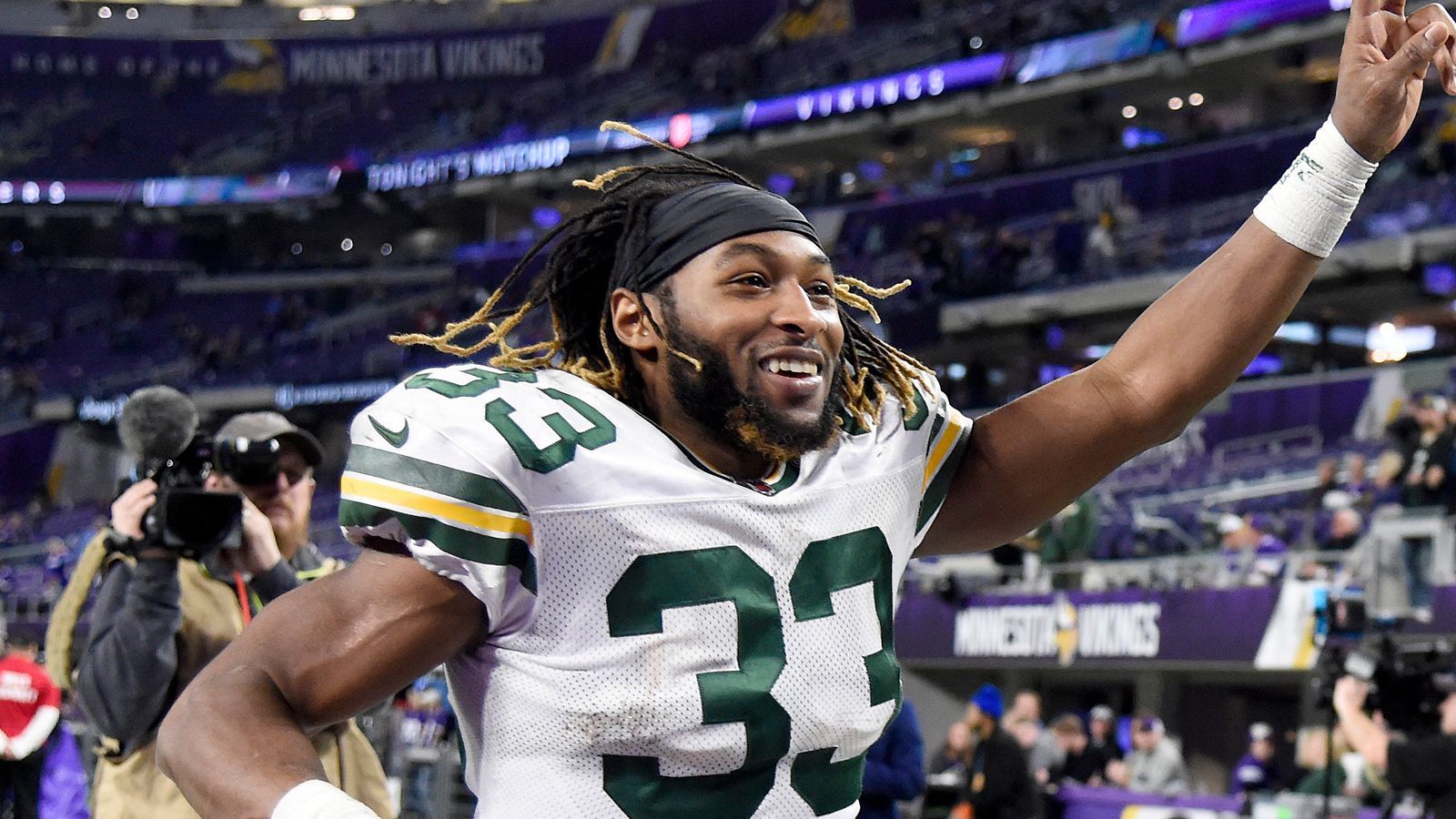 
                <strong>Gewinner: Aaron Jones</strong><br>
                Er ist die Entdeckung der Saison bei den Green Bay Packers, das Lieblingsziel von Quarterback-Superstar Aaron Rodgers. Er hatte Jones in der Preseason immer wieder gelobt. Diese Entwicklung, diesen Durchbruch hat aber auch der alte Hase nicht kommen sehen. Aus dem Nichts kommt der 25-Jährige nicht, laufen konnte er schon immer ganz gut, er kam in seinen ersten beiden Jahren bei den Packers auf 448 und 728 Yards und vier respektive acht Touchdowns. Unter dem neuen Head Coach Matt LaFleur kommt das Fangen jetzt noch als Stärke hinzu. Die Regular Season beendet er mit 1084 Rushing- und 474 Receiving Yards und insgesamt 19 Touchdowns, darunter mit 16 zusammen mit Derrick Henry (Titans) die meisten Rushing-Touchdowns aller Running Backs. Zudem alles persönliche Bestwerte.
              