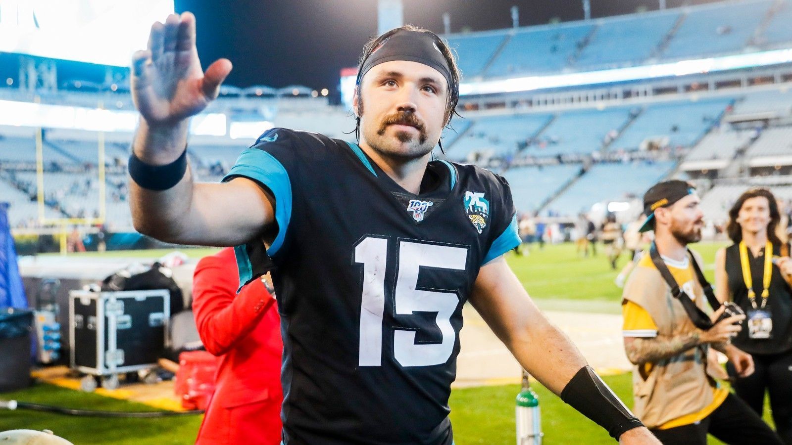 
                <strong>Jacksonville Jaguars: Gardner Minshew (Offense)</strong><br>
                Die Jaguars befinden sich im Umbruch, daher wird in erster Linie die Spielerentwicklung im Vordergrund stehen. Minshew kann einerseits befreit und ohne Erfolgsdruck aufspielen, andererseits wird jedes Spiel individuell besonders wichtig für Minshew. Denn überzeugt der unterhaltsame Quarterback nicht, wird er wahrscheinlich schon 2021 ersetzt.
              