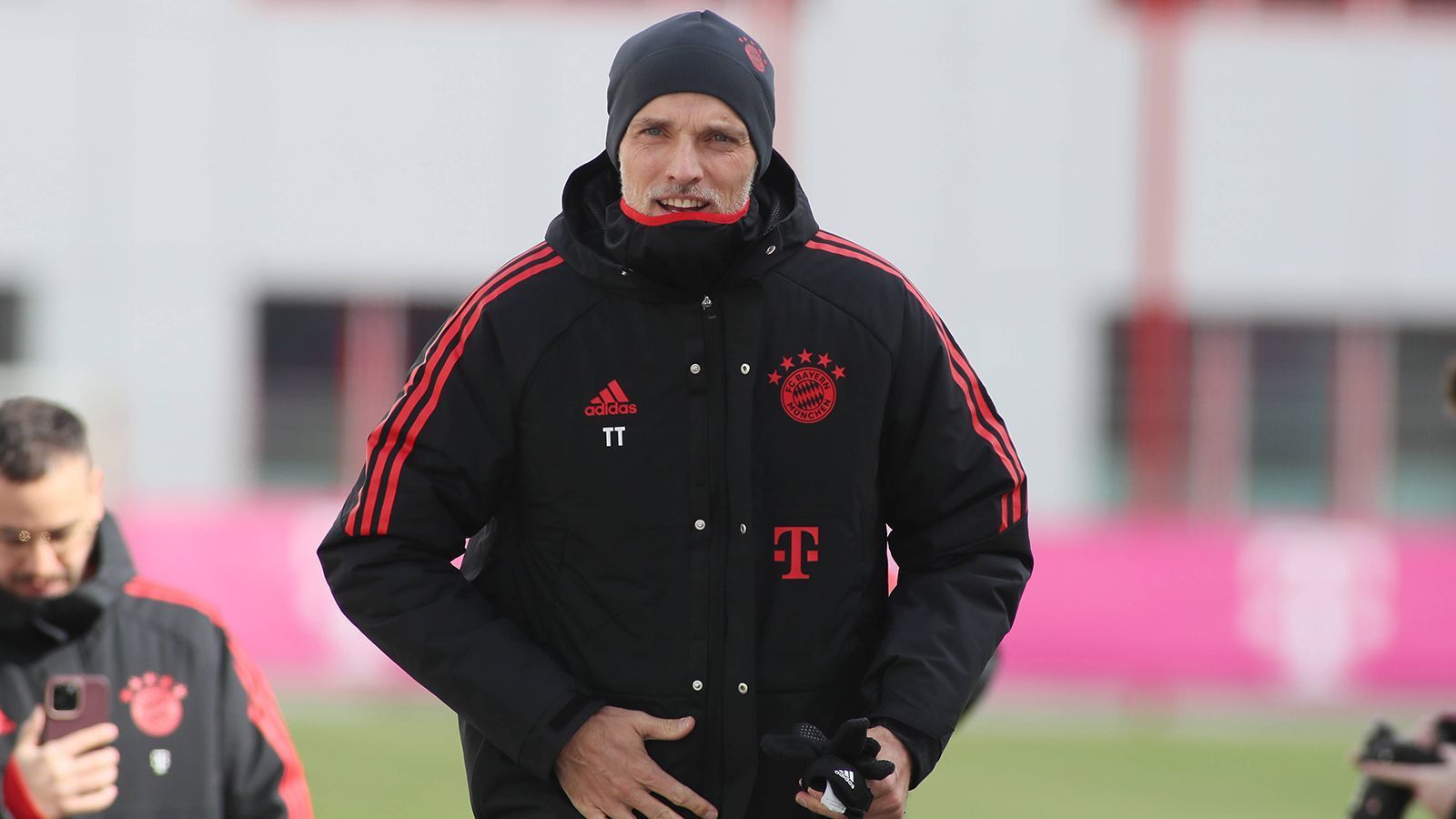 
                <strong>Kalt?</strong><br>
                Dick eingepackt macht sich Tuchel auf zu seiner ersten Trainingseinheit. An der Säbener Straße herrschen eisige Temperaturen. 
              