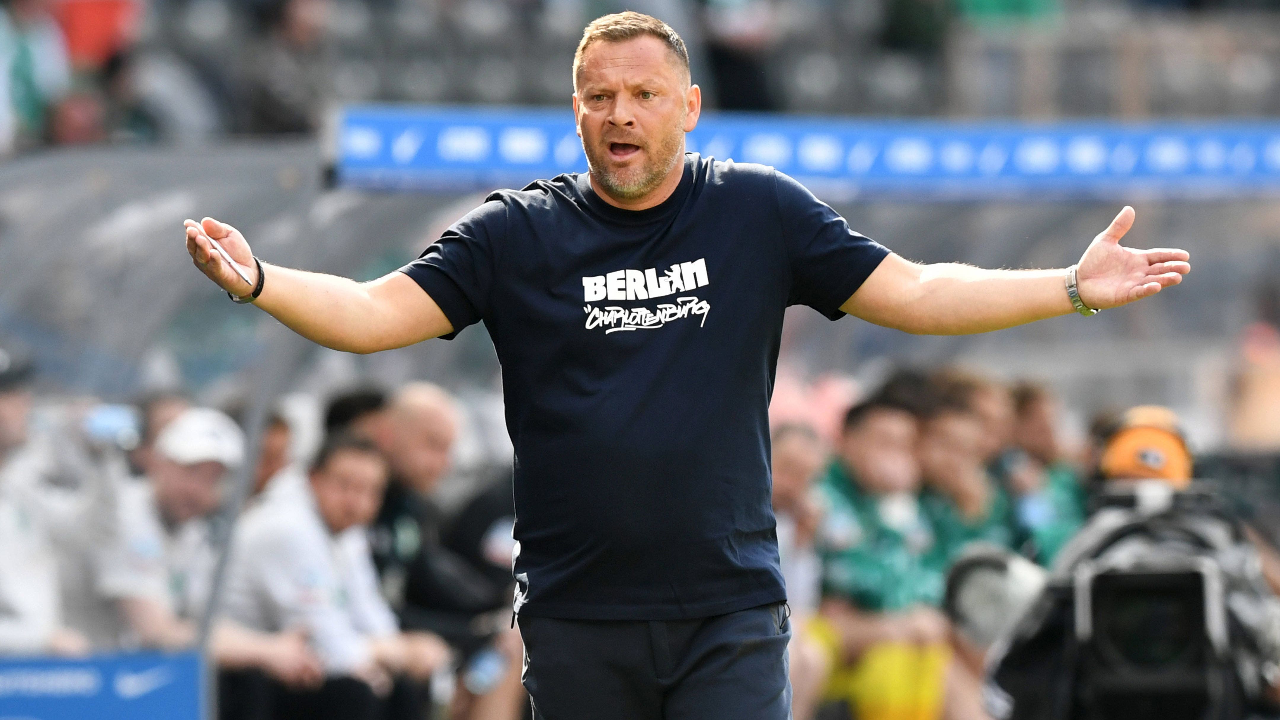 
                <strong>Verlierer: Pal Dardai</strong><br>
                Er soll es wieder einmal schaffen, die Hertha zu retten. Doch Dardais Start misslingt - und zwar deutlich. Beim 2:4 gegen Bremen spielten die Herthaner nicht gerade so, als würden sie unbedingt die Klasse halten wollen. Stattdessen trägt der Klub weiterhin die "Rote Laterne" mit sich herum. Zu allem Übel sorgte der ungarische Coach dann auch noch für Schlagzeilen außerhalb des Spiels, als er Ivan Sunjic am Sonntag vom Trainingsplatz schmiss. Lautstark im Übrigen.
              