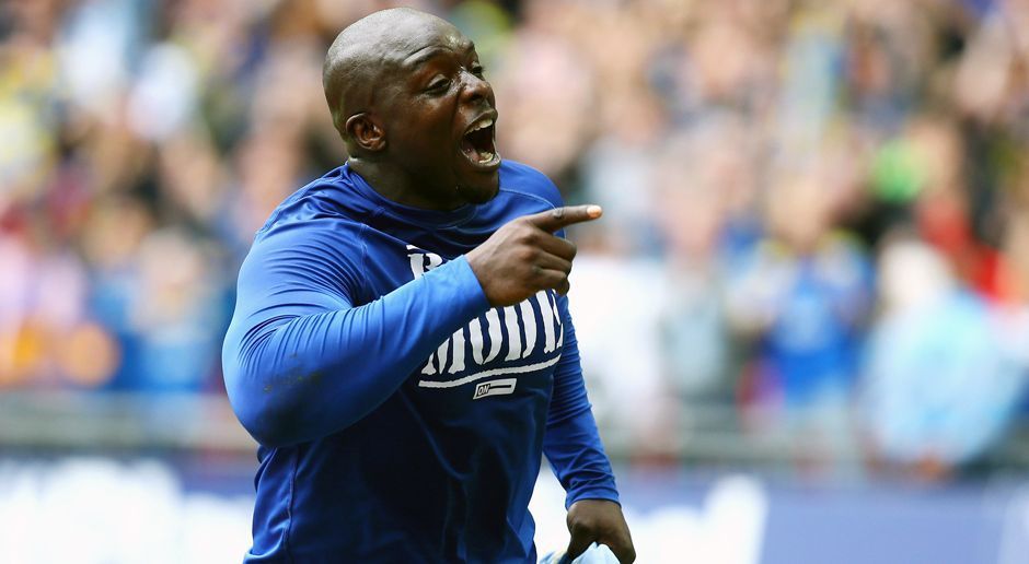 
                <strong>Adebayo Akinfenwa</strong><br>
                Adebayo Akinfenwa gilt als dickster Stürmer der Welt. Gerade erst ist er zu den Wycombe Wanderers in die vierte englische Liga gewechselt. Da lässt der 34-Jährige mit nigerianischen Wurzeln aufhorchen. Er fühlt sich jetzt offenbar bereit für die englische Nationalmannschaft, stellt aber eine kuriose Bedingung. "Sie müssen Hühnchen vor jedem Spiel servieren", sagte der 34-Jährige auf einem Event von "partypoker".
              