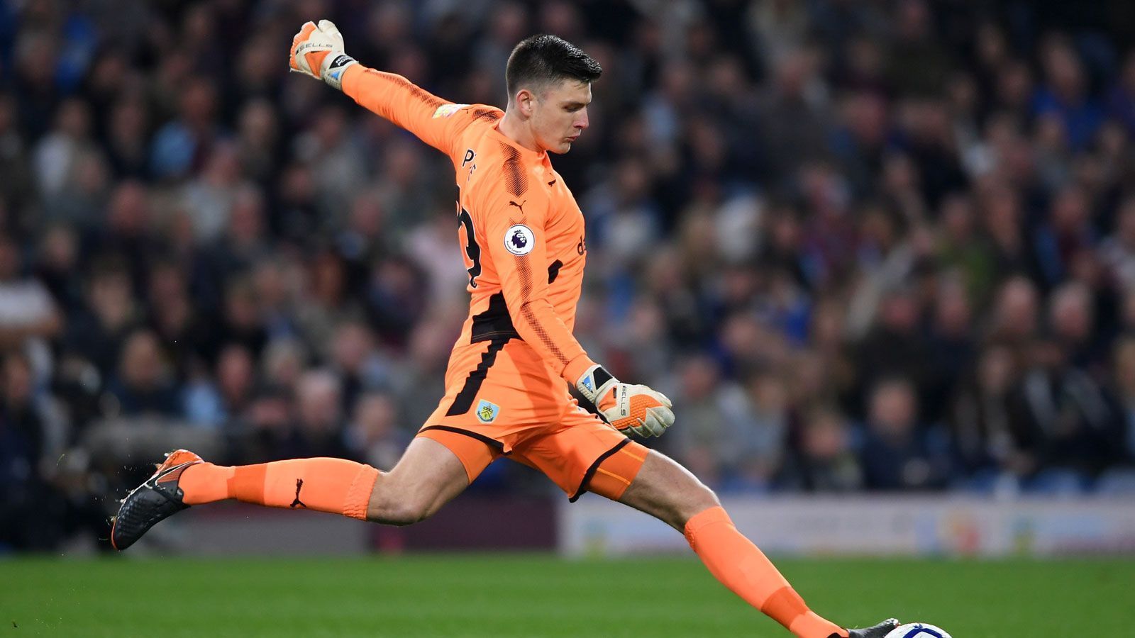 
                <strong>Nick Pope (England)</strong><br>
                Viele Jahre war Joe Hart Stammhüter der "Three Lions", zur WM nach Russland fährt der 31-Jährige nach einer schwachen Saison nicht. Stattdessen komplettiert Nick Pope vom FC Burnley den 23er-Kader der Engländer. Allerdings nur als Nummer drei hinter Jordan Pickford (FC Everton) und Jack Butland (Stoke City).
              