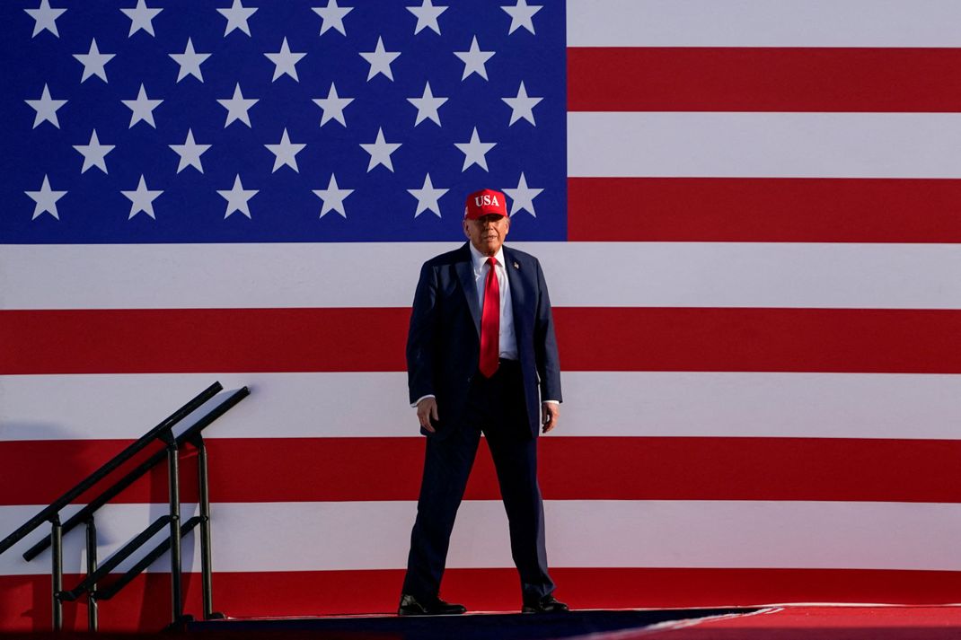 Ausgerechnet an einem wichtigen Nationalfeiertag der USA wollen zahlreiche Menschen gegen Präsident Trump (Bild) demonstrieren.