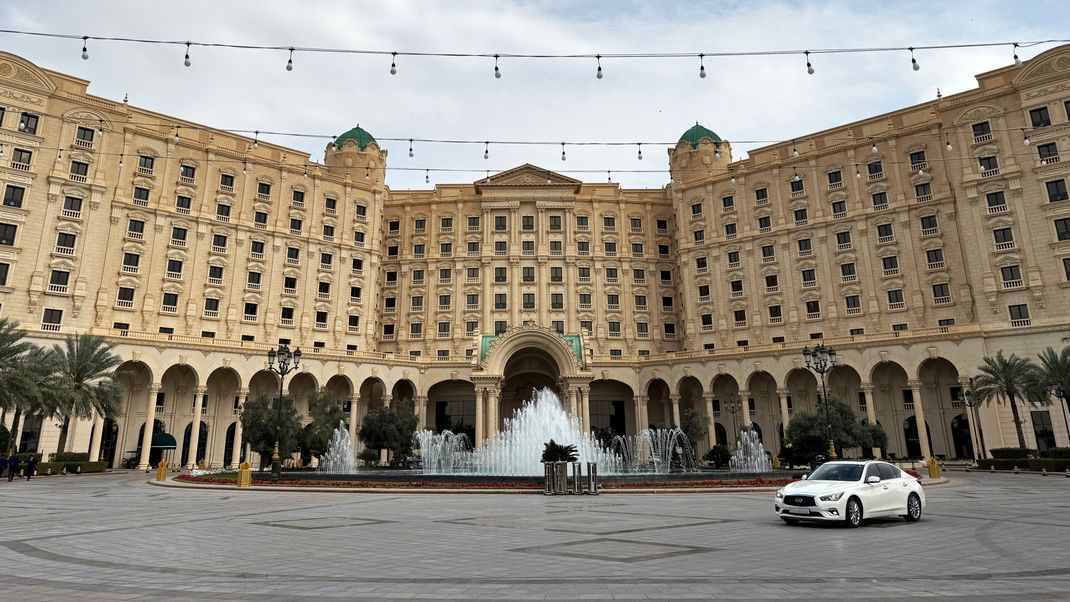Schauplatz der Gespräche zwischen US-amerikanischen und russischen Delegationen ist das Ritz-Carlton-Hotel in Riad, Saudi-Arabien.