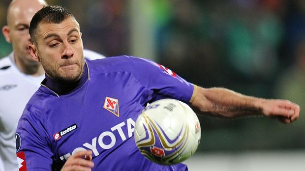 
                <strong>Christian Vieri</strong><br>
                Christian Vieri: In der Saison 2007/2008 war für Christian Vieri Florenz seine vorletzte Station als Profi. In 39 Spielen war der damals 34-Jährige neun Mal erfolgreich. Im Jahr darauf wechselte er zu Atalanta Bergamo, wo Vieri seine Laufbahn nach diversen Stationen in Italien, Spanien und Frankreich beendete.
              