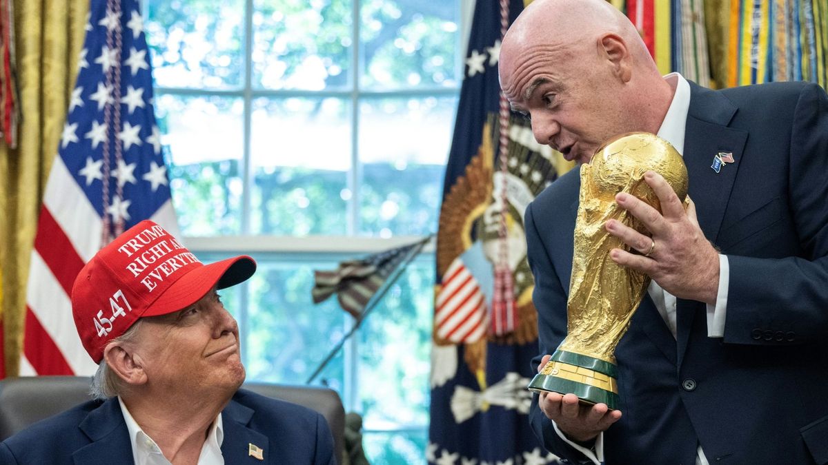Infantino (r.) präsentiert Trump den WM-Pokal