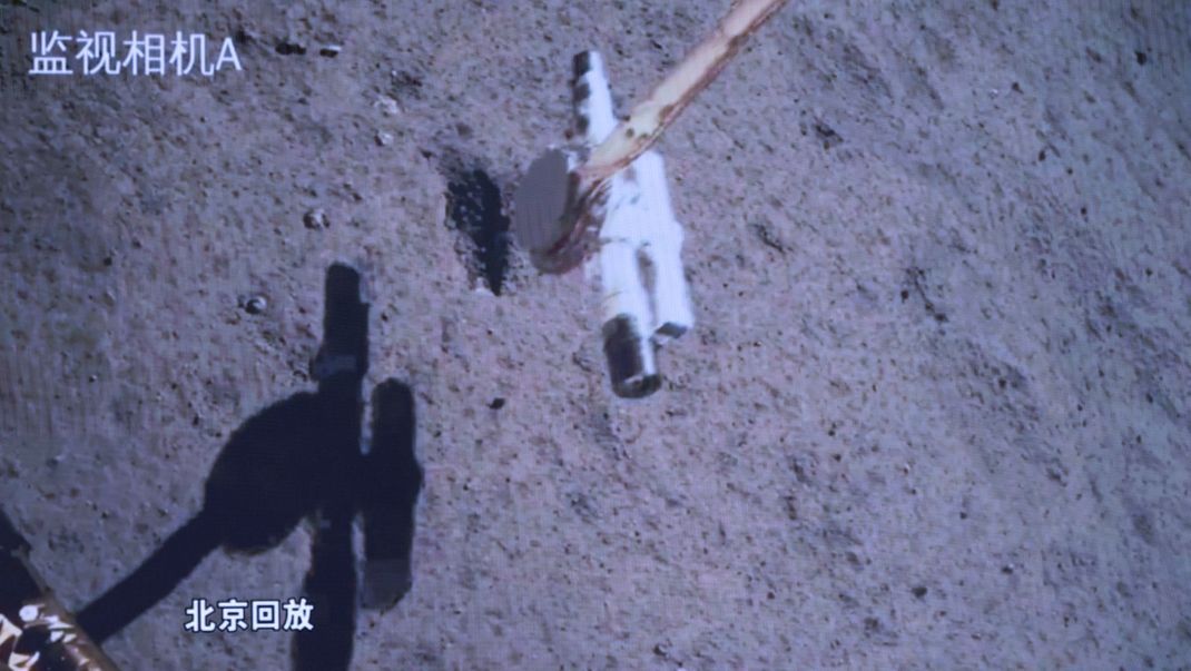 Dieses Bild, aus einer Bildschirmaufzeichnung im Beijing Aerospace Control Center (BACC) zeigt die Chang'e-6-Sonde, die Proben auf dem Mond sammelt.