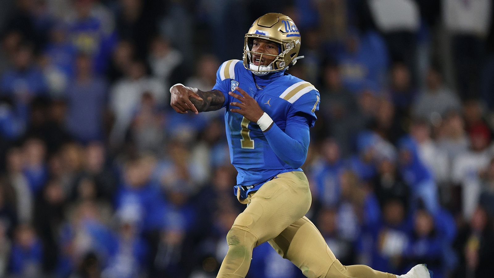 
                <strong>Dorian Thompson-Robinson, Quarterback, UCLA Bruins</strong><br>
                Dorian Thompson-Robinson verfügt dank 45 (!) Einsätzen über eine Menge Erfahrung. Er bringt zudem einen Mix aus sehr guter Athletik und gewaltiger Wurfkraft mit. Der ehemalige Bruins-Quarterback kann Defensiven lesen und mit Antizipation werfen, allerdings sind die technischen Feinheiten und die Wurfgenauigkeit noch weit weg vom NFL-Standard. Inwiefern sich dies noch verbessern lässt, obwohl er schon eine ganze Reihe an Spielen auf dem Rasen stand, ist schwierig einzuschätzen. Dennoch bringt Thompson-Robinson die physischen Anlagen und einiges an Erfahrung und Spielintelligenz mit, was ihn für Teams als Backup mit Entwicklungsspielraum interessant macht. 
              