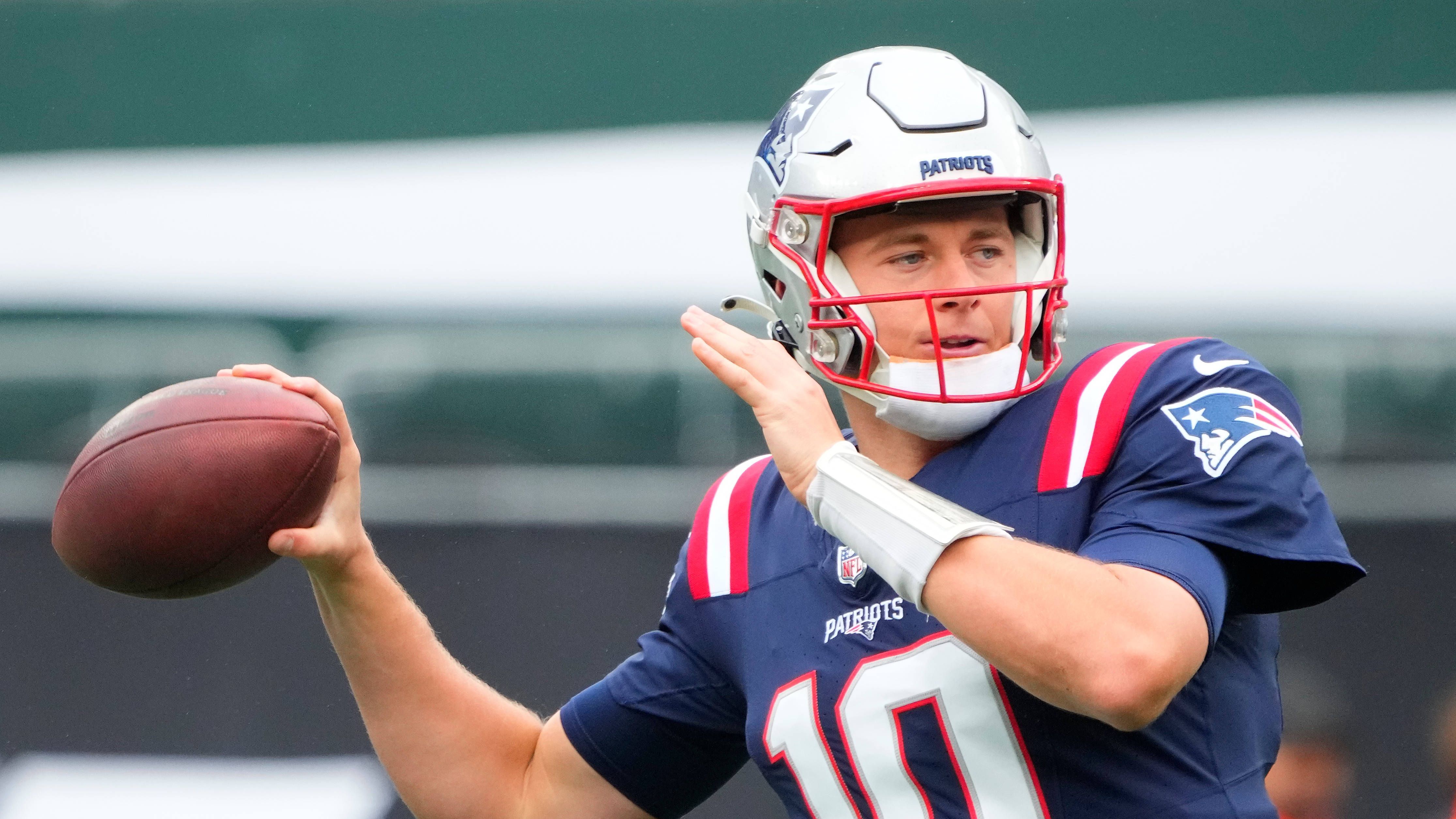 <strong>New England Patriots: Vertikales Passspiel</strong><br>Mac Jones und die Offense der Patriots haben einen besseren Start hingelegt als manche erwartet hatten. Doch dem Angriff der Patriots fehlt es weiterhin an Explosivität: Mit lediglich sechs Yards pro Passversuch belegt Mac Jones Platz 26 unter allen Quarterbacks, während kein Patriots-Passempfänger unter den Top 80 in Yards pro Catch rankt.&nbsp;