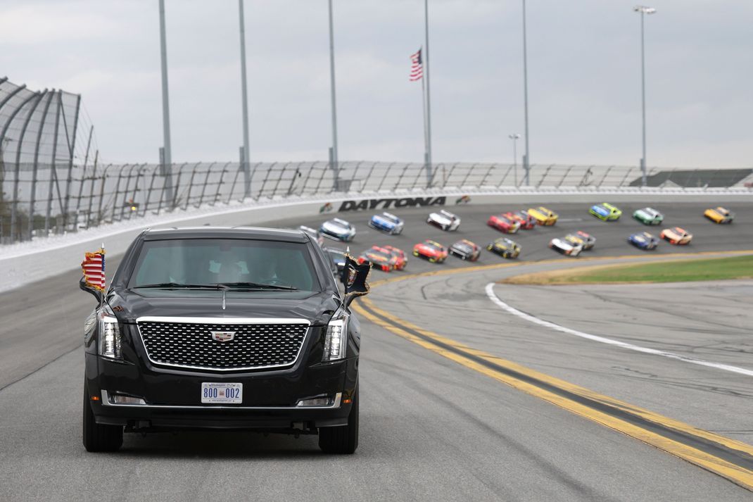 US-Präsident Donald Trump lässt sich mit seinem Dienstwagen, dem "Beast", über die berühmte Nascar-Rennstrecke in Daytona 500 fahren.