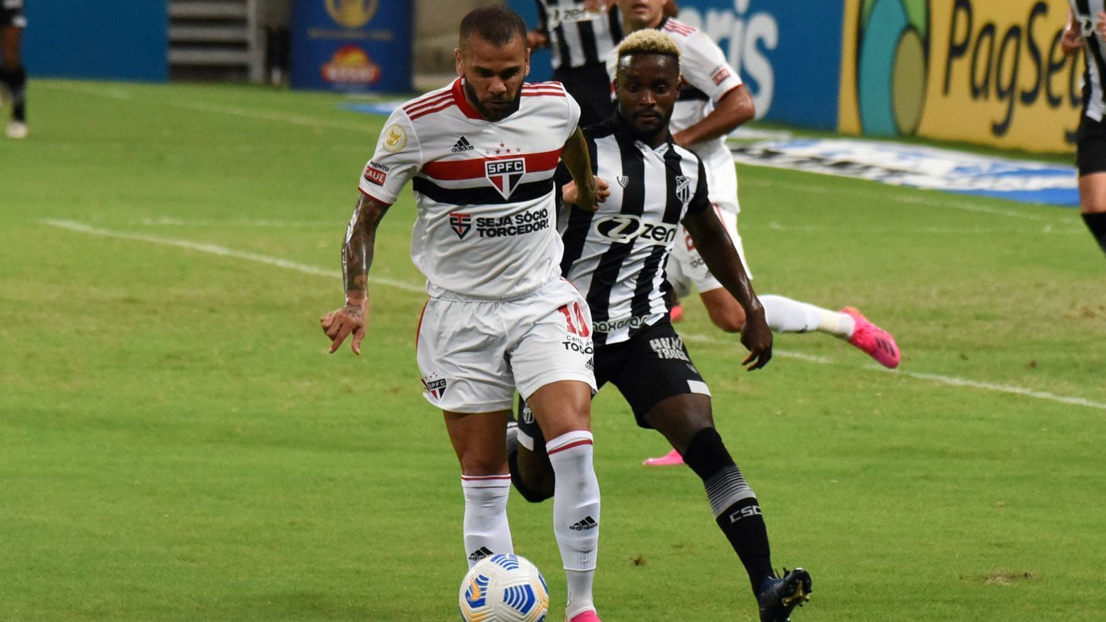 
                <strong>Dani Alves (FC Sao Paulo)</strong><br>
                Beim Traditionsklub FC Sao Paulo setzen die Verantwortlichen schon seit längerer Zeit auf gleich mehrere Routiniers. Einer von ihnen ist der 38-jährige Dani Alves, der erst kürzlich mit der brasilianischen Olympia-Mannschaft in Tokio Gold holte. Der frühere Barca-Star ist trotz seines stattlichen Alters immer noch Leistungsträger und zudem Kapitän seines Teams. In der Serie A läuft es aber trotz Alves für Sao Paulo in der Saison nicht optimal. Sao Paulo, trainiert vom argentinischen Ex-Stürmer-Star Hernan Crespo, liegt nach 16 von 38 Spieltagen nur im unteren Mittelfeld der Tabelle.
              