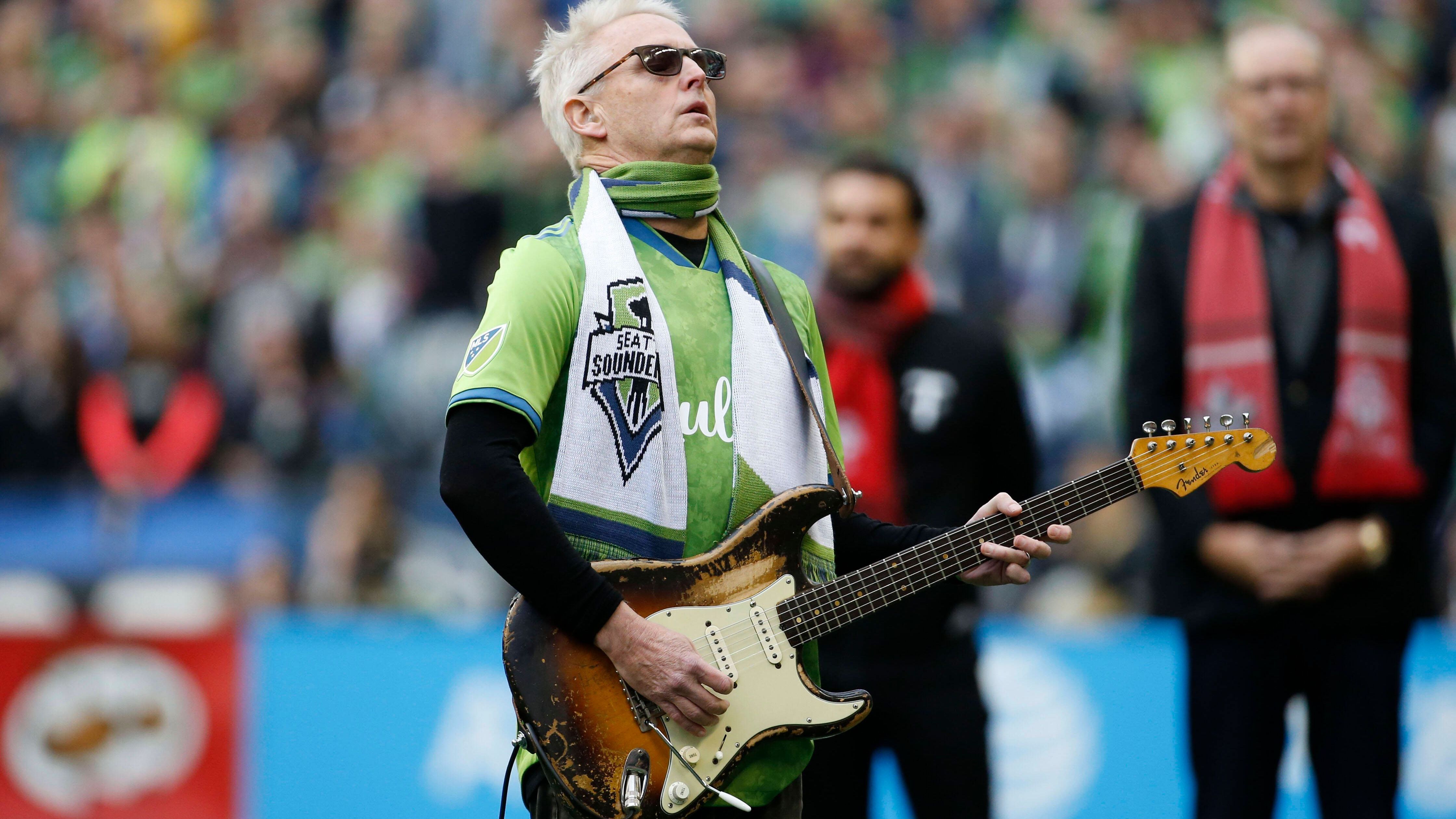 <strong>Mike McCready (Seattle Seahawks)</strong><br>Mike McCready - hier im Trikot der Seattle Sounders - ist glühender Fan der Seattle Seahawks. Der Leadgitarrist der Musik-Band "Pearl Jam" hat im Seahawks-Stadion auch schon die US-amerikanische Hymne performt.