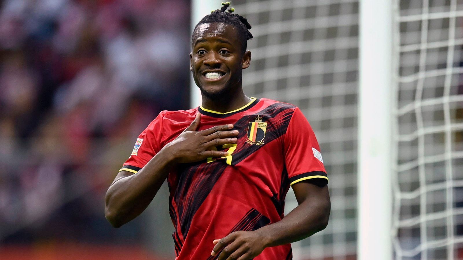 
                <strong>Michy Batshuayi</strong><br>
                Bei all dem Trubel in den letzten Stunden des Sommertransfer-Fensters war Nottingham Forest bei einer Personalie laut übereinstimmenden Medienberichten zu spät dran bzw. zu langsam. Da bei Chelsea-Stürmer Michy Batshuayi der zu einem Transfer gehörende Papierkram nicht rechtzeitig fertig wurde, platzte der Wechsel des Belgiers nach Nottingham. 
              