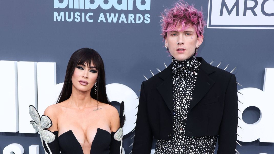 Megan Fox und Machine Gun Kelly bei den Billboard Music Awards im Jahr 2022. Jetzt wurde der Rapper in eine Schlägerei verwickelt - erfahre hier alle wichtigen Infos!