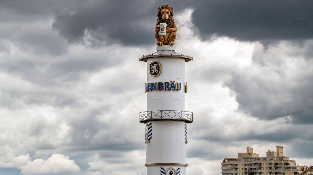 Der traditionelle Löwe überblickt vom Löwenbräuturm die Theresienwiese, auch bei schlechtem Wetter.