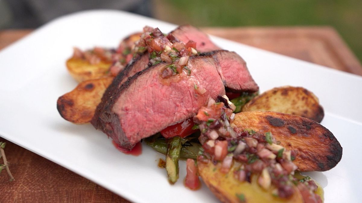 Wiesenrind mit Tomaten-Oliven-Salsa, gegrillten Kartoffeln und grünem Spargel