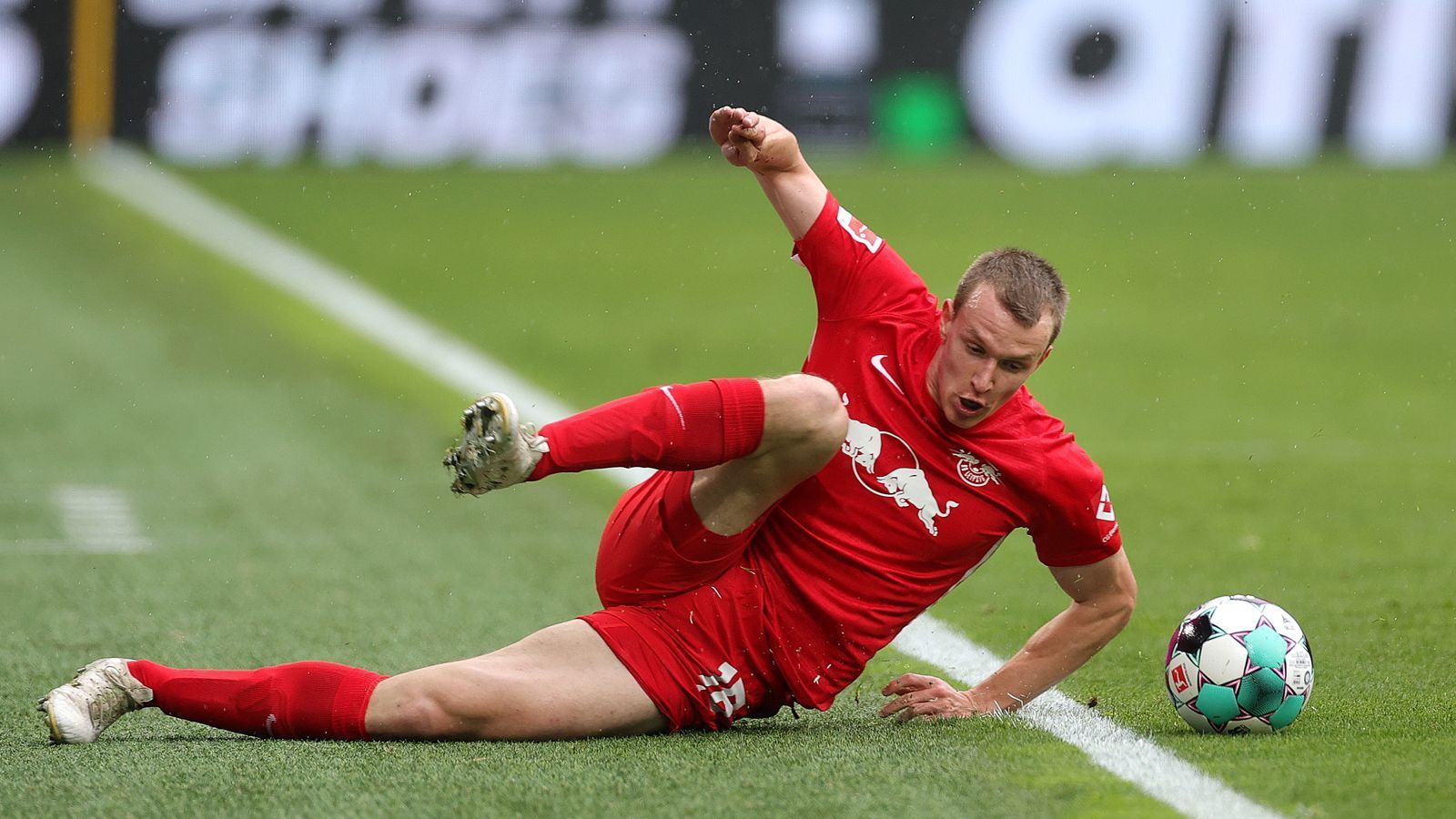 
                <strong>Lukas Klostermann</strong><br>
                Spielt eine unauffällige, aber sehr souveräne erste Halbzeit. Beim 0:2 durch Sancho (51.) aber viel zu passiv im Zweikampf. Macht seinen Fehler in der 63. Minute wieder gut und trifft per Kopf nach einer Ecke zum 1:2. Nach 63 Minuten ausgewechselt. ran-Note: 3
              