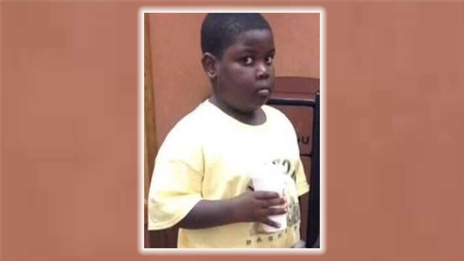 
                <strong>Wie alles begann</strong><br>
                Alles begann mit einem Meme, das 2013 im Trend der sogenannten Vines viral gegangen ist. Dabei zu sehen ist der junge Collin, wie er verlegen mit einem Trinkbecher in der Hand in einem Geschäft der US-amerikanischen Fast-Food-Kette "Popeyes" steht. Seitdem wird das Meme vor allem in den sozialen Medien genutzt, um auszudrücken, dass man nicht weiß, worum es geht, sich fehl am Platz fühlt oder peinlich berührt ist. Collin wartete damals lediglich auf sein Hühnchen und wurde dabei von einer fremden Person gefilmt.
              