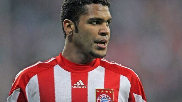 <strong>Breno</strong><br>
                Im Winter 2008 überraschen die Bayern mit der Verpflichtung des erst 18 Jahren alten Defensivtalents Breno. Für zwölf Millionen Euro wechselt der Innenverteidiger nach München. Breno findet sich in Deutschland nie zurecht, zündet im Alkohol-Rausch seine Villa an und wird wegen Brandstiftung verurteilt. Für den FCB bestreitet er nur 33 Pflichtspiele.