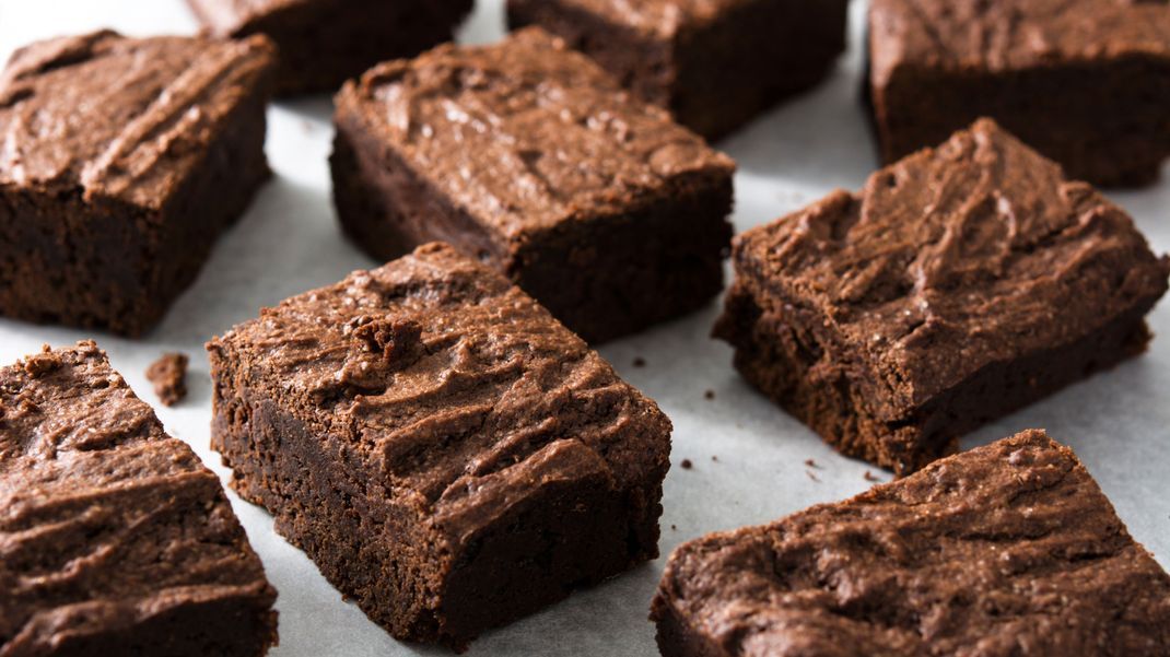 Mit wenigen Zutaten kannst du ganz einfach leckere Brownies backen.