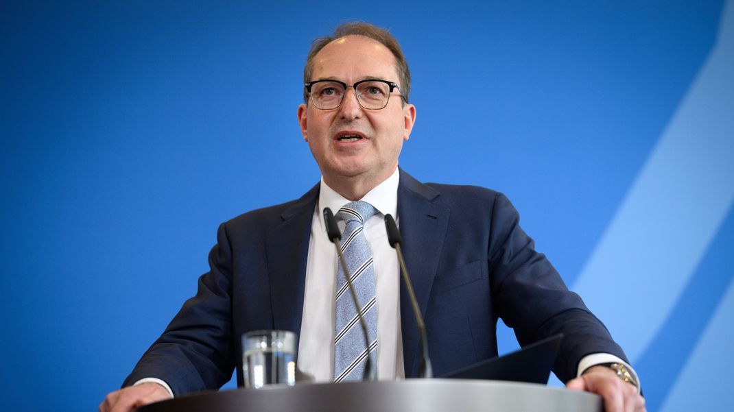 Der neue Bundesinnenminister Alexander Dobrindt will für einen Rückgang der irregulären Migration sorgen.