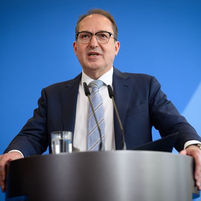 Der neue Bundesinnenminister Alexander Dobrindt will für einen Rückgang der irregulären Migration sorgen.