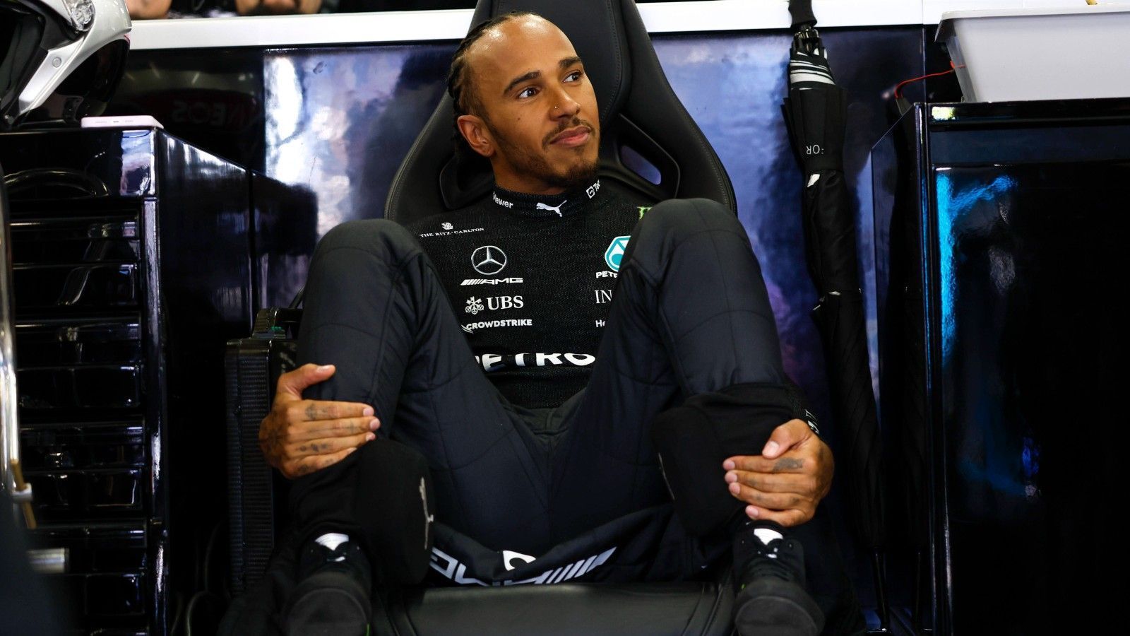 
                <strong>Gewinner: Lewis Hamilton</strong><br>
                Welcome back, Lewis Hamilton! Nach einer für ihn wohl gefühlt ewigen Durststrecke ist der siebenmalige Weltmeister zurück auf dem Podium. Schon im Qualifying stellte er seinen Mercedes auf Rang drei - im Rennen wurde er, auch dank des Pechs bei Teamkollege George Russell, Zweiter. "Dieses Ergebnis kam aus heiterem Himmel", freute sich der Brite, dem es über viele Runden gelang, Fernando Alonso im Aston Martin auf Distanz zu halten. Nach vielen Enttäuschungen ein erfreulicher Grand Prix für den einstigen Seriensieger.
              