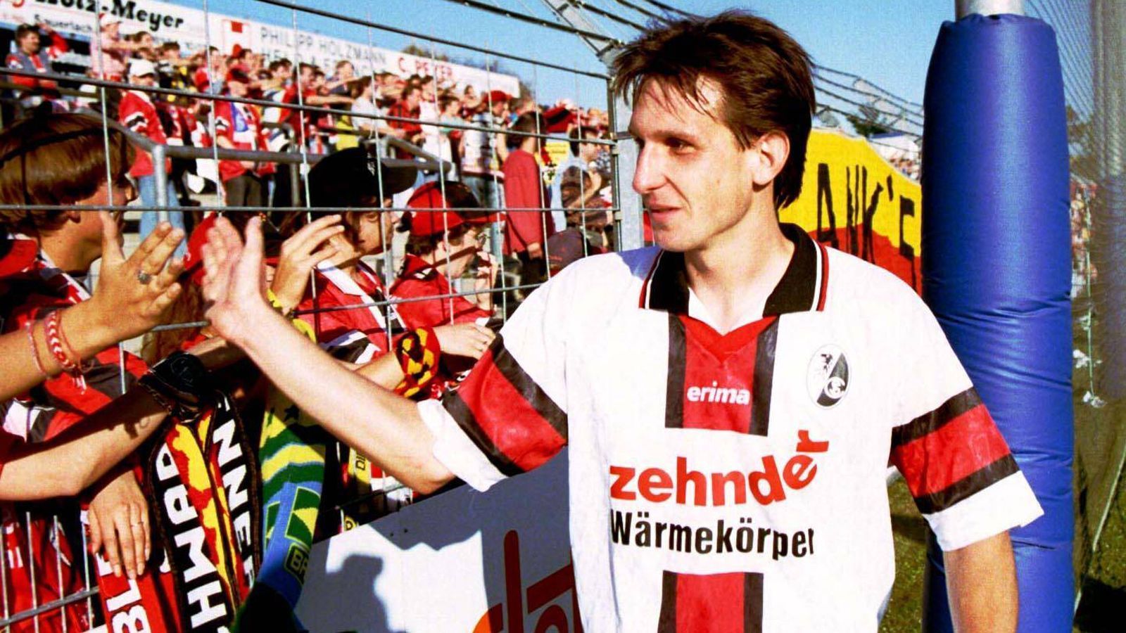 
                <strong>Abwehr: Stefan Müller</strong><br>
                Stefan Müller spielte in seiner Karriere nur für den SC Freiburg. In zwölf Jahren absolvierte der Abwehrspieler 151 Bundesligaspiele. In der deutschen U21-Mannschaft kam er fünfmal zum Einsatz, ein Länderspiel in der A-Nationalmannschaft blieb ihm verwehrt. Der 46-Jährige lebt heute in Freiburg und ist Tierarzt. 
              