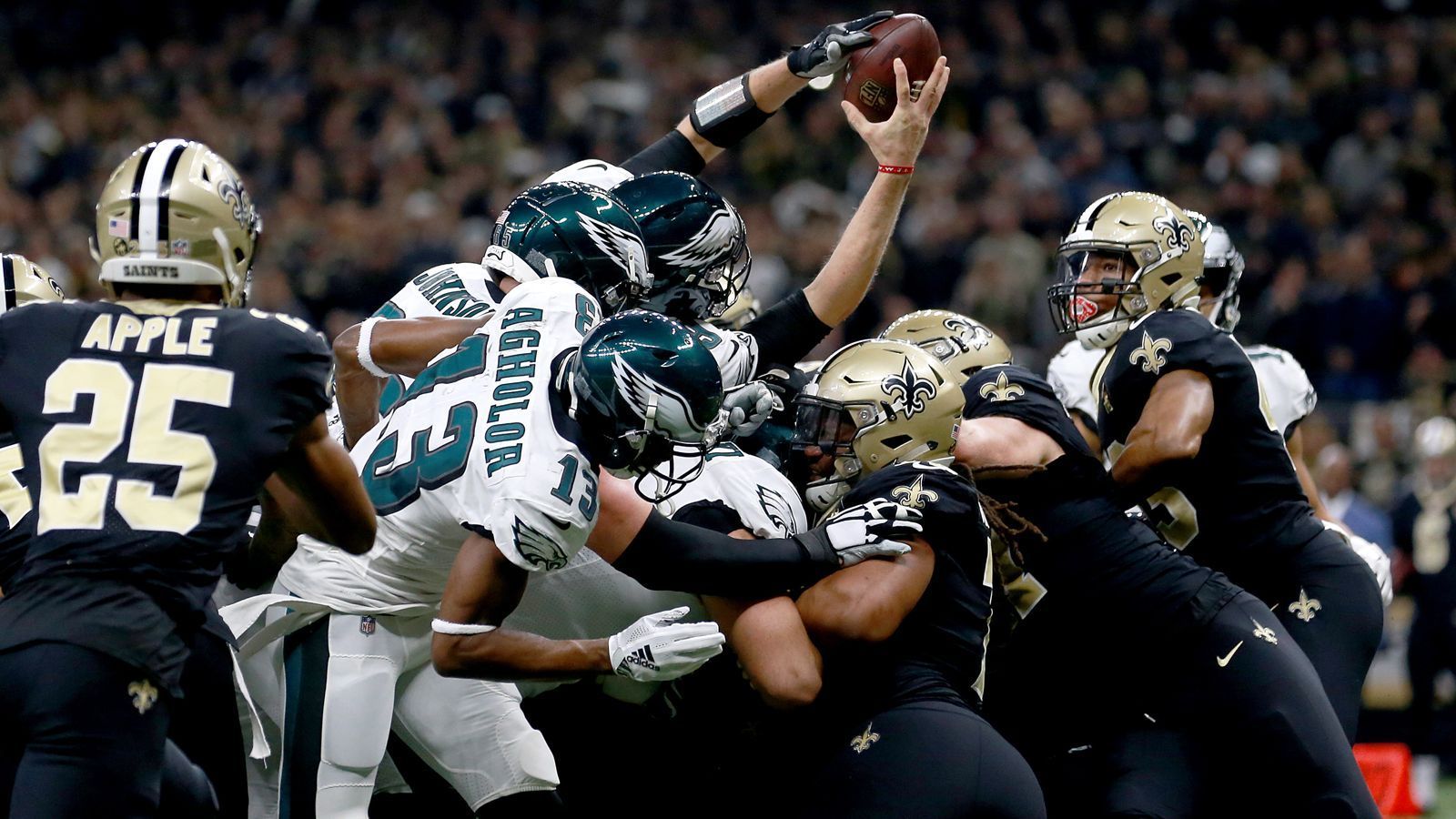 
                <strong>Divisional-Round: Nick Foles schreibt mit Rushing-Touchdown Geschichte</strong><br>
                Indem Nick Foles im Spiel gegen die New Orleans Saints den Ball in die Endzone streckte, schrieb der Quarterback der Philadelphia Eagles Geschichte. Er ist damit einer von insgesamt drei Spielern in der Super-Bowl-Ära, die in den Playoffs mindestens einen Passing-, einen Receiving- und einen Rushing-Touchdowns vorzuweisen haben. Die anderen beiden Spieler sind der ehemalige Quarterback Kordell Stewart und der frühere Running Back Freeman McNeil
              