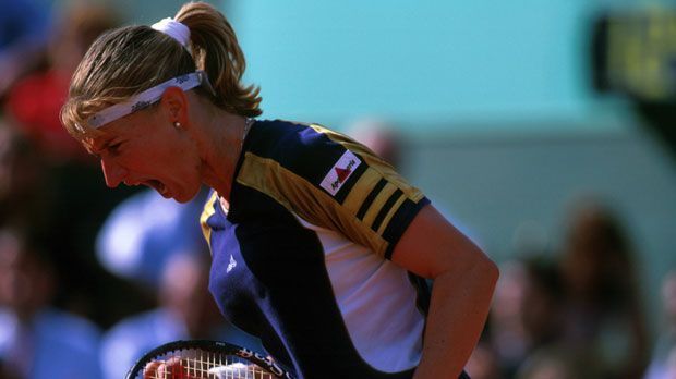 
                <strong>Spiel, Satz und Sieg: Die schönsten Erfolge von Steffi Graf und Co.</strong><br>
                Ein ungewohnter Gefühlsausbruch der "Gräfin", die auf dem Platz sonst immer deutlich abgeklärter war. In diesem Fall motiviert Steffi Graf sich im Endspiel der French Open 1999 - mit Erfolg. Graf schlägt Martina Hingis und holt sich so den Titel.
              