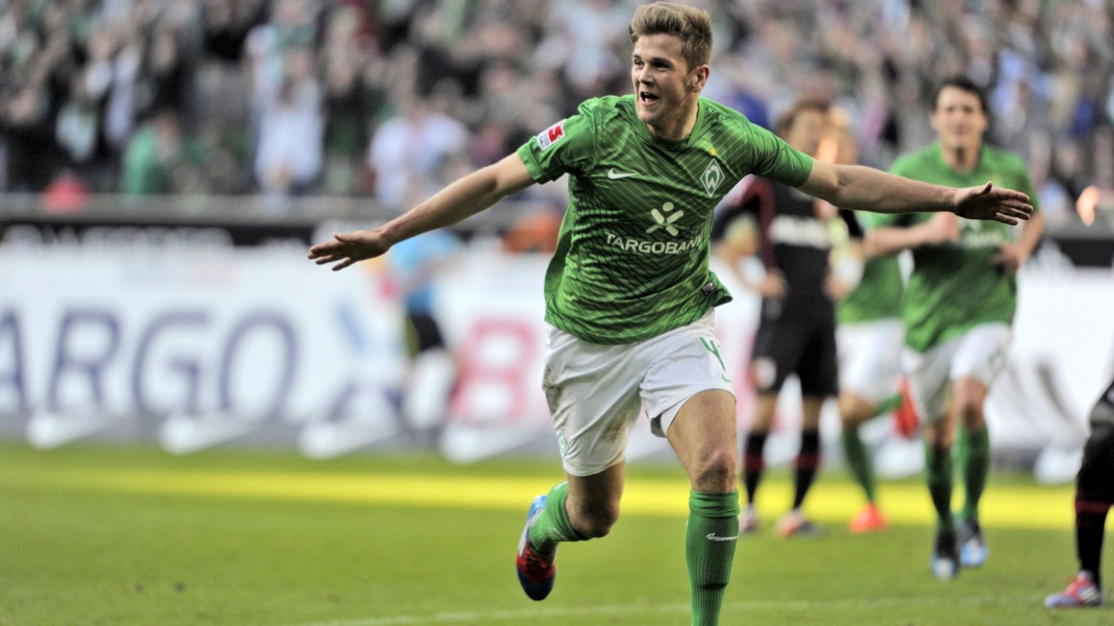 
                <strong>Erstes Mal Startelf - erstes Tor</strong><br>
                Im Alter von 13 Jahren wechselt Füllkrug in das Nachwuchsleistungszentrum des SV Werder Bremen. Im März 2012, mit 19, wird er wegen etlicher Verletzungen von Thomas Schaaf in die Startelf gegen den FC Augsburg geworfen. An der Seite von Markus Rosenberg erzielt "Lücke" sein erstes Bundesliga-Tor.
              