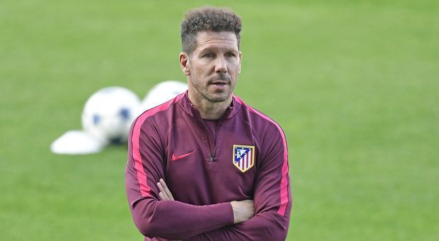 
                <strong>Diego Simeone</strong><br>
                Oder doch die große Lösung? Laut "Bild" hat Borussia Dortmund tatsächlich bereits bei Diego Simeone "vorgefühlt". Der Argentinier, seit 2011 Trainer bei Atletico Madrid, wurde von Hans-Joachim Watzke einst als Trainer gerühmt, "der sich mit Haut und Haaren einem Klub verschreibt". Gerüchte über einen Simeone-Abschied von Atleti waren aufgekommen, als der 47-Jährige seinen ursprünglich bis 2020 datierten Vertrag um zwei Jahre verkürzen ließ. Vor allem mit Inter Mailand wurde Simeone zuletzt in Verbindung gebracht. Auf der Pressekonferenz zum anstehenden Audi Cup in München betonte der Trainer allerdings, auch in der kommenden Saison in Madrid arbeiten zu wollen.
              